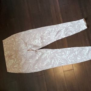 LULULEMON. Wunder under. Size 10.